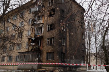 Kyiv, Ukrayna - 23 Ocak 2024: Rusya sabah Kyiv 'e balistik füzeler fırlattı. Evin yakınına bir roket düştü ve patlamadı. Ev yıkıldı. İnsanlar evden tahliye edildi.