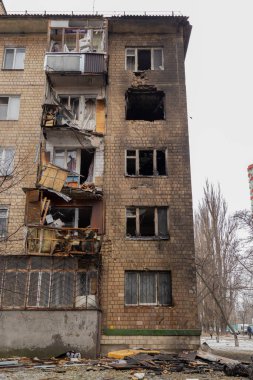 Kyiv, Ukrayna - 23 Ocak 2024: Rusya sabah Kyiv 'e balistik füzeler fırlattı. Evin yakınına bir roket düştü ve patlamadı. Ev yıkıldı. İnsanlar evden tahliye edildi.