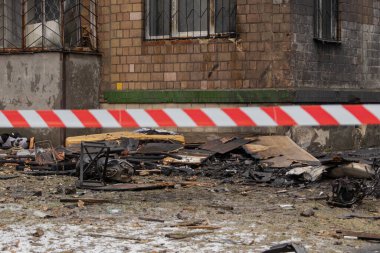Kyiv, Ukrayna - 23 Ocak 2024: Rusya sabah Kyiv 'e balistik füzeler fırlattı. Evin yakınına bir roket düştü ve patlamadı. Ev yıkıldı. İnsanlar evden tahliye edildi.