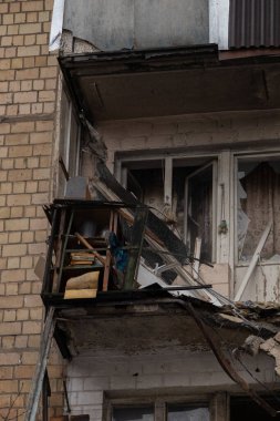 Kyiv, Ukrayna - 23 Ocak 2024: Rusya sabah Kyiv 'e balistik füzeler fırlattı. Evin yakınına bir roket düştü ve patlamadı. Ev yıkıldı. İnsanlar evden tahliye edildi.