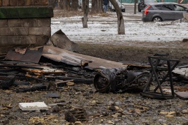 Kyiv, Ukrayna - 23 Ocak 2024: Rusya sabah Kyiv 'e balistik füzeler fırlattı. Evin yakınına bir roket düştü ve patlamadı. Ev yıkıldı. İnsanlar evden tahliye edildi.