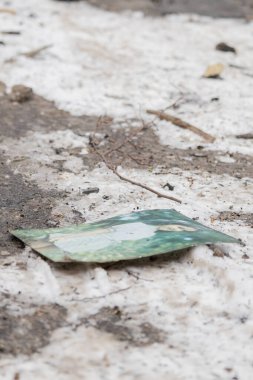 Kyiv, Ukrayna - 23 Ocak 2024: Rusya sabah Kyiv 'e balistik füzeler fırlattı. Evin yakınına bir roket düştü ve patlamadı. Ev yıkıldı. İnsanlar evden tahliye edildi.