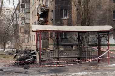 Kyiv, Ukrayna - 23 Ocak 2024: Rusya sabah Kyiv 'e balistik füzeler fırlattı. Evin yakınına bir roket düştü ve patlamadı. Ev yıkıldı. İnsanlar evden tahliye edildi.