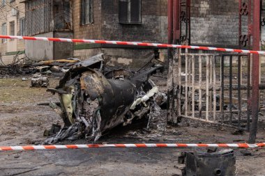 Kyiv, Ukrayna - 23 Ocak 2024: Rusya sabah Kyiv 'e balistik füzeler fırlattı. Evin yakınına bir roket düştü ve patlamadı. Ev yıkıldı. İnsanlar evden tahliye edildi.