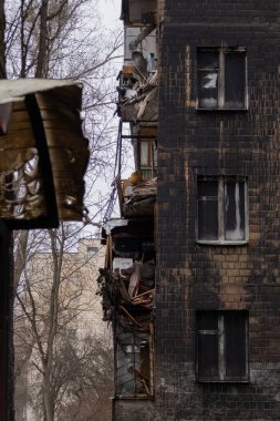 Kyiv, Ukrayna - 23 Ocak 2024: Rusya sabah Kyiv 'e balistik füzeler fırlattı. Evin yakınına bir roket düştü ve patlamadı. Ev yıkıldı. İnsanlar evden tahliye edildi.