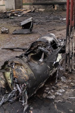 Kyiv, Ukrayna - 23 Ocak 2024, sabahın erken saatlerinde Ruslar Kyiv 'e füzeler ateşledi. Evin yakınına bir roket düştü ve patlamadı. Ev yıkıldı, daireler yakıldı.