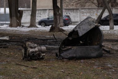 Kyiv, Ukrayna - 23 Ocak 2024, sabahın erken saatlerinde Ruslar Kyiv 'e füzeler ateşledi. Evin yakınına bir roket düştü ve patlamadı. Ev yıkıldı, daireler yakıldı.