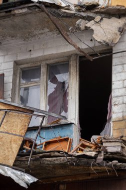 Kyiv, Ukrayna - 23 Ocak 2024, sabahın erken saatlerinde Ruslar Kyiv 'e füzeler ateşledi. Evin yakınına bir roket düştü ve patlamadı. Ev yıkıldı, daireler yakıldı.