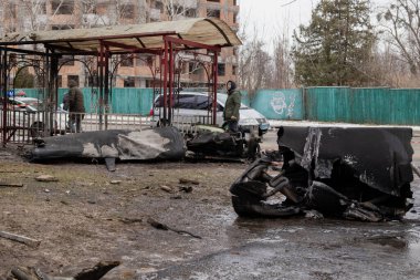 Kyiv, Ukrayna - 23 Ocak 2024, sabahın erken saatlerinde Ruslar Kyiv 'e füzeler ateşledi. Evin yakınına bir roket düştü ve patlamadı. Ev yıkıldı, daireler yakıldı.