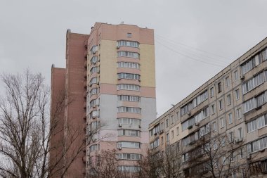 Kyiv, Ukrayna - 20 Ocak 2024: Borshchagivka 'nın rahat uyku bölgesi. Okul, sinema, yakınlardaki evler. İnsanların ihtiyacı olan her şeyi alabileceği yeni binalar ve alışveriş merkezleri inşa ediliyor.