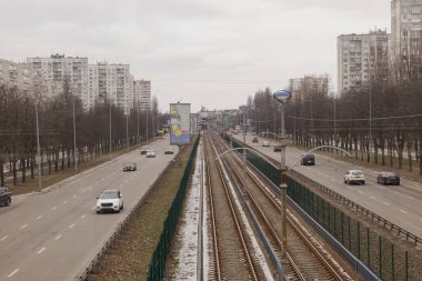 Kyiv, Ukrayna - 20 Ocak 2024: Borshchagivka 'nın rahat uyku bölgesi. Yüksek hızlı bir tren Borschahivka 'dan merkeze gider. Birçok insan bir günde biniyor. Merkez istasyona gidebilirsiniz..