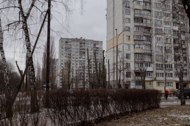 Kyiv, Ukrayna - 20 Ocak 2024: Borshchagivka 'nın rahat uyku bölgesi. Okul, sinema, yakınlardaki evler. İnsanların ihtiyacı olan her şeyi alabileceği yeni binalar ve alışveriş merkezleri inşa ediliyor.