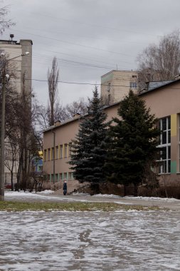 Kyiv, Ukrayna - 20 Ocak 2024: Borshchagivka 'nın rahat uyku bölgesi. Okul, sinema, yakınlardaki evler. İnsanların ihtiyacı olan her şeyi alabileceği yeni binalar ve alışveriş merkezleri inşa ediliyor.