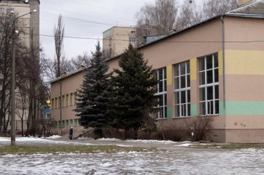 Kyiv, Ukrayna - 20 Ocak 2024: Borshchagivka 'nın rahat uyku bölgesi. Okul, sinema, yakınlardaki evler. İnsanların ihtiyacı olan her şeyi alabileceği yeni binalar ve alışveriş merkezleri inşa ediliyor.