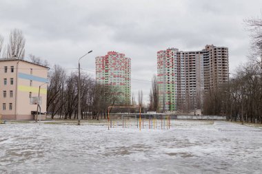 Kyiv, Ukrayna - 20 Ocak 2024: Borshchagivka 'nın rahat uyku bölgesi. Okul, sinema, yakınlardaki evler. İnsanların ihtiyacı olan her şeyi alabileceği yeni binalar ve alışveriş merkezleri inşa ediliyor.