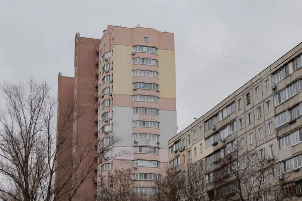 Kyiv, Ukrayna - 20 Ocak 2024: Borshchagivka 'nın rahat uyku bölgesi. Okul, sinema, yakınlardaki evler. İnsanların ihtiyacı olan her şeyi alabileceği yeni binalar ve alışveriş merkezleri inşa ediliyor.