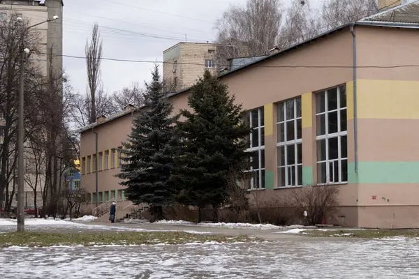 Kyiv, Ukrayna - 20 Ocak 2024: Borshchagivka 'nın rahat uyku bölgesi. Okul, sinema, yakınlardaki evler. İnsanların ihtiyacı olan her şeyi alabileceği yeni binalar ve alışveriş merkezleri inşa ediliyor.