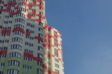 Kyiv, Ukrayna - 29 Ocak 2024: Borshchagivka Caddesi 'nde tamamlanmamış üç ev var. İnşaata 2004 yılında başlandı. Yüksek binalar terk edildi. Birçok daire satıldı, 20 yıldır tamamlanmamış pek çok daire.. 