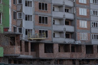 Kyiv, Ukrayna - 29 Ocak 2024: Borshchagivka Caddesi 'nde tamamlanmamış üç ev var. İnşaata 2004 yılında başlandı. Yüksek binalar terk edildi. Birçok daire satıldı, 20 yıldır tamamlanmamış pek çok daire.. 