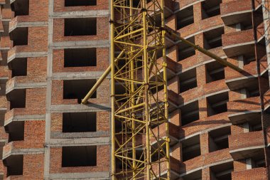 Kyiv, Ukrayna - 29 Ocak 2024: Borshchagivka Caddesi 'nde tamamlanmamış üç ev var. İnşaata 2004 yılında başlandı. Yüksek binalar terk edildi. Birçok daire satıldı, 20 yıldır tamamlanmamış pek çok daire.. 