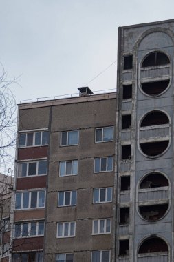 KYIV, UKRAINE - 29 Ocak 2024: Borshchahivka bölgesindeki eski evler. Güneş dışarıda parlıyor, gökyüzü mavi. Borshchahivka sakin ve rahat bir yerdir. İnsanlar ve kediler yürüyor..