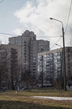 KYIV, UKRAINE - 29 Ocak 2024: Borshchahivka bölgesindeki eski evler. Güneş dışarıda parlıyor, gökyüzü mavi. Borshchahivka sakin ve rahat bir yerdir. İnsanlar ve kediler yürüyor..