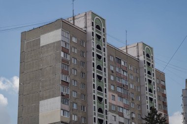 KYIV, UKRAINE - 29 Ocak 2024: Borshchahivka bölgesindeki eski evler. Güneş dışarıda parlıyor, gökyüzü mavi. Borshchahivka sakin ve rahat bir yerdir. İnsanlar ve kediler yürüyor..