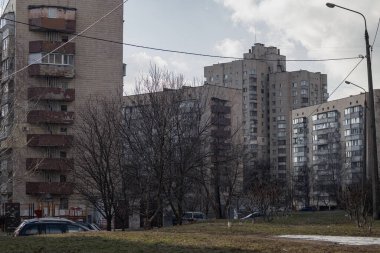 KYIV, UKRAINE - 29 Ocak 2024: Borshchahivka bölgesindeki eski evler. Güneş dışarıda parlıyor, gökyüzü mavi. Borshchahivka sakin ve rahat bir yerdir. İnsanlar ve kediler yürüyor..