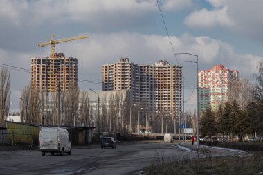 Kyiv, Ukrayna - 29 Ocak 2024: Borshchagivka Caddesi 'nde tamamlanmamış üç ev var. İnşaata 2004 yılında başlandı. Yüksek binalar terk edildi. Birçok daire satıldı, 20 yıldır tamamlanmamış pek çok daire.. 