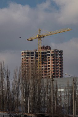 Kyiv, Ukrayna - 29 Ocak 2024: Borshchagivka Caddesi 'nde tamamlanmamış üç ev var. İnşaata 2004 yılında başlandı. Yüksek binalar terk edildi. Birçok daire satıldı, 20 yıldır tamamlanmamış pek çok daire.. 