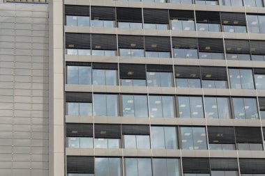 Şubat ayının ilk günü sıcak ve güneşli bir hava. Kyiv 'in merkezinde güzel bir mimari. Eski ve yeni binalar. Mavi ve gri gökyüzünün arka planında