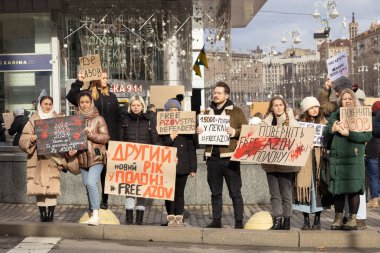 Kyiv, Ukrayna - 4 Şubat 2024. Akrabaları ve arkadaşları, neredeyse iki yıldır Rus esaretinde olan 