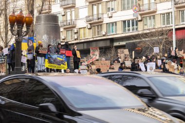 Kyiv, Ukrayna - 4 Şubat 2024. Akrabaları ve arkadaşları, neredeyse iki yıldır Rus esaretinde olan 