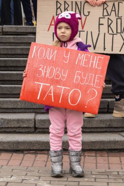 Kyiv, Ukrayna - 4 Şubat 2024. Akrabaları ve arkadaşları, neredeyse iki yıldır Rus esaretinde olan 