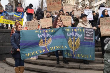 Kyiv, Ukrayna - 4 Şubat 2024. Akrabaları ve arkadaşları, neredeyse iki yıldır Rus esaretinde olan 