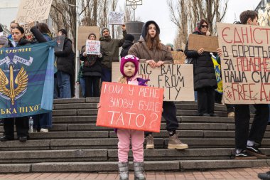 Kyiv, Ukrayna - 4 Şubat 2024. Akrabaları ve arkadaşları, neredeyse iki yıldır Rus esaretinde olan 