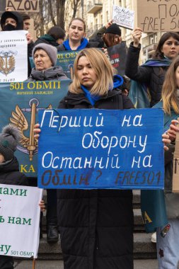 Kyiv, Ukrayna - 4 Şubat 2024. Akrabaları ve arkadaşları, neredeyse iki yıldır Rus esaretinde olan 