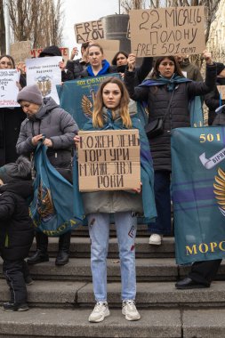 Kyiv, Ukrayna - 4 Şubat 2024. Akrabaları ve arkadaşları, neredeyse iki yıldır Rus esaretinde olan 