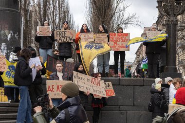 Kyiv, Ukrayna - 4 Şubat 2024. Akrabaları ve arkadaşları, neredeyse iki yıldır Rus esaretinde olan 