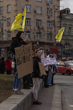 Kyiv, Ukrayna - 4 Şubat 2024. Akrabaları ve arkadaşları, neredeyse iki yıldır Rus esaretinde olan 