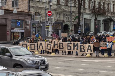 Kyiv, Ukrayna - 4 Şubat 2024. Akrabaları ve arkadaşları, neredeyse iki yıldır Rus esaretinde olan 