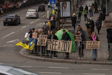 Kyiv, Ukrayna - 4 Şubat 2024. Akrabaları ve arkadaşları, neredeyse iki yıldır Rus esaretinde olan 
