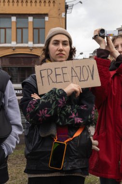 Kyiv, Ukrayna - 4 Şubat 2024. Akrabaları ve arkadaşları, neredeyse iki yıldır Rus esaretinde olan 