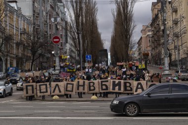 Kyiv, Ukrayna - 4 Şubat 2024. Akrabaları ve arkadaşları, neredeyse iki yıldır Rus esaretinde olan 