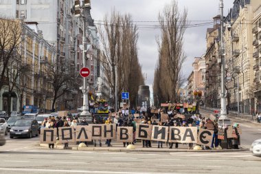Kyiv, Ukrayna - 4 Şubat 2024. Akrabaları ve arkadaşları, neredeyse iki yıldır Rus esaretinde olan 