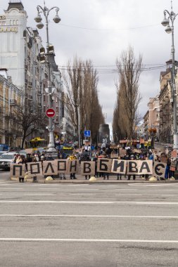 Kyiv, Ukrayna - 4 Şubat 2024. Akrabaları ve arkadaşları, neredeyse iki yıldır Rus esaretinde olan 