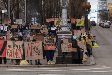 Kyiv, Ukrayna - 4 Şubat 2024. Akrabaları ve arkadaşları, neredeyse iki yıldır Rus esaretinde olan 