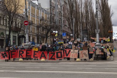 Kyiv, Ukrayna - 4 Şubat 2024. Akrabaları ve arkadaşları, neredeyse iki yıldır Rus esaretinde olan 