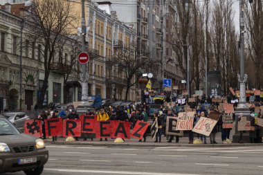Kyiv, Ukrayna - 4 Şubat 2024. Akrabaları ve arkadaşları, neredeyse iki yıldır Rus esaretinde olan 