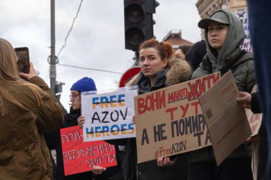 Kyiv, Ukrayna - 4 Şubat 2024. Akrabaları ve arkadaşları, neredeyse iki yıldır Rus esaretinde olan 